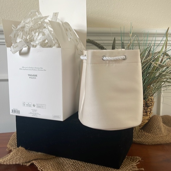 Dior Beige Beauty Drawstring embroidered bag. - Picture 5 of 7